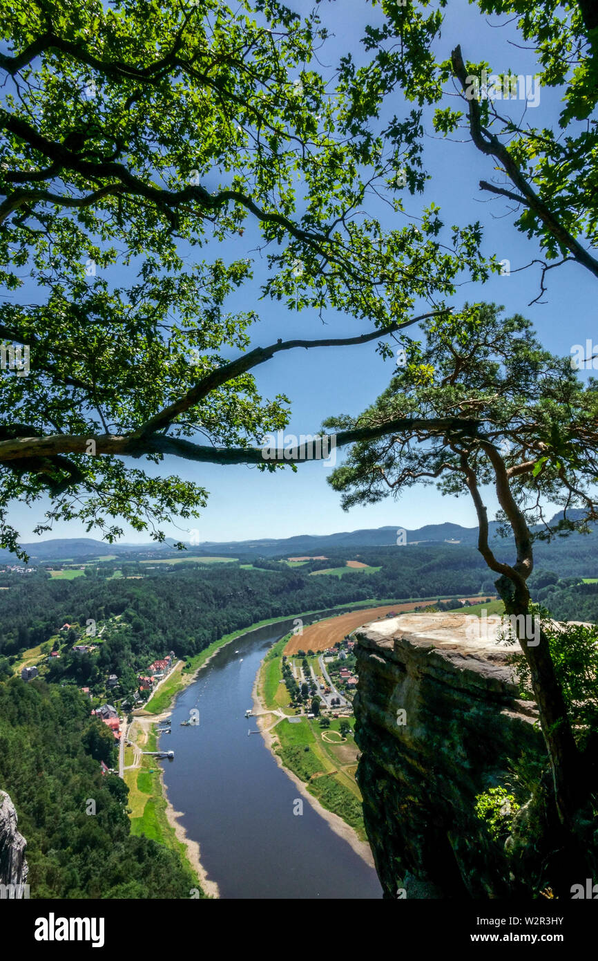 Las montañas de arenisca del Elba, el valle del río Elba en Alemania Foto de stock