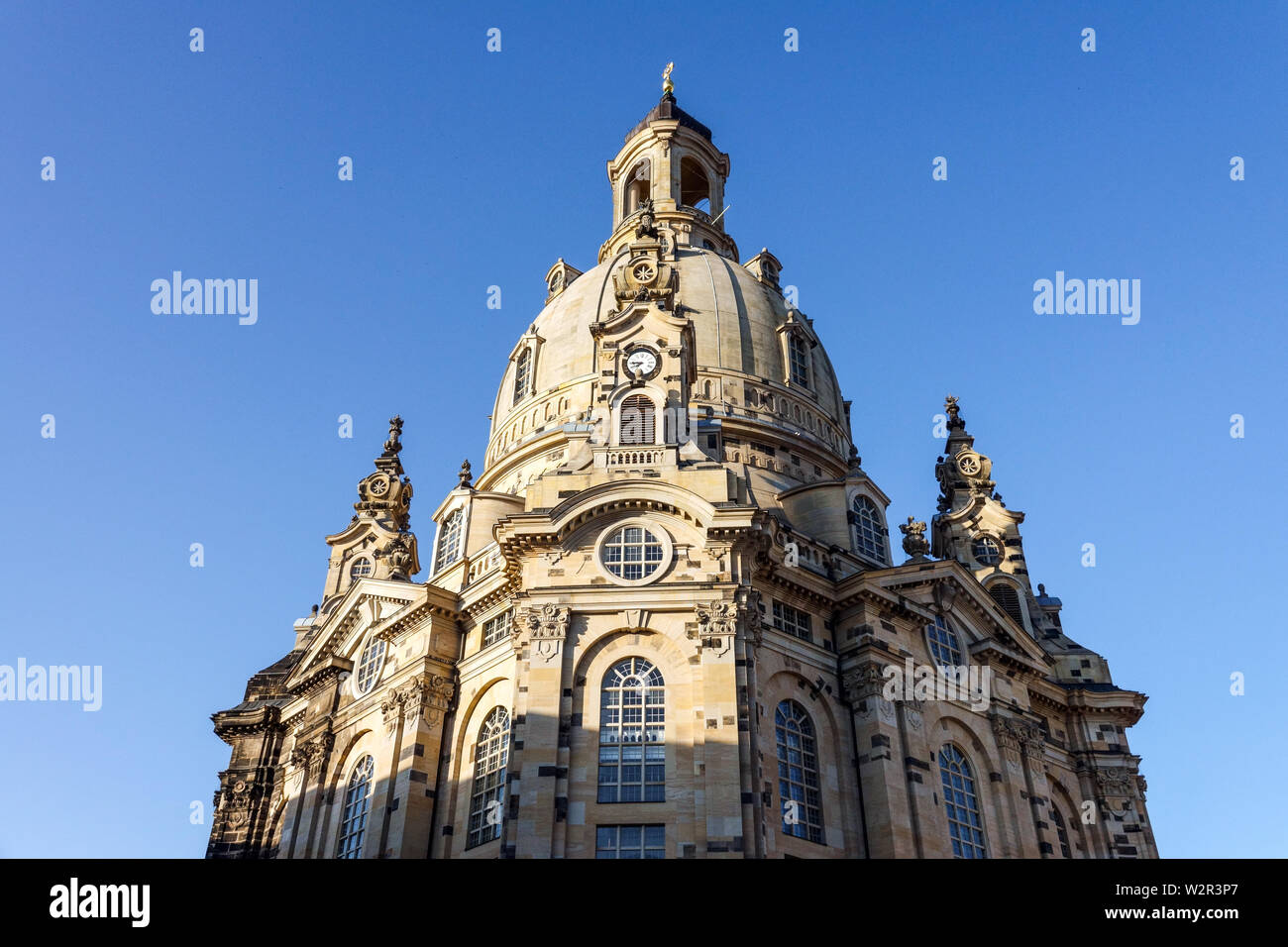 Día soleado, la cúpula de la Frauenkirche de Dresde Sajonia Alemania Europa Foto de stock
