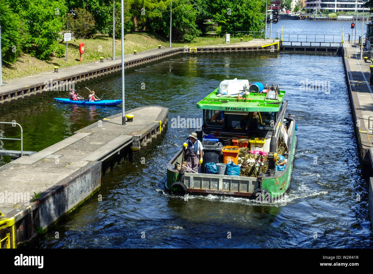 Río Spree de Berlín, un barco que transportaba residuos domésticos, Kreuzberg Alemania Foto de stock