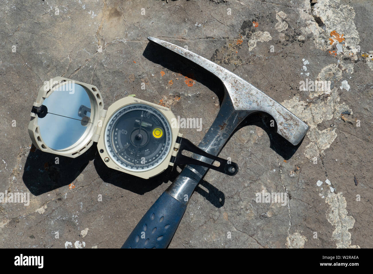 torpe Abultar ayer Herramientas de un geólogo de campo: el martillo y tránsito de bolsillo  Fotografía de stock - Alamy