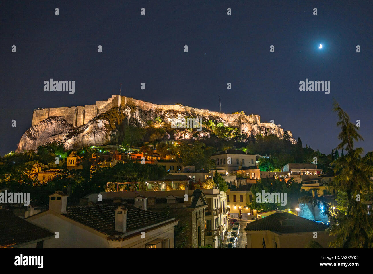 Atenas, Grecia, el 9 de julio de 2019 - La histórica Acrópolis está iluminada en la cima de una colina, visto desde la plaza del barrio de Atenas. Foto por Enrique Shore/Alamy Sto Foto de stock