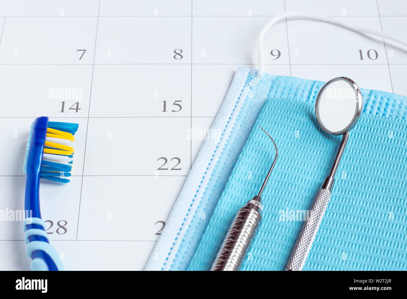 Dentista cita recordatorio en el calendario del cepillo dental profesional y herramientas.- Imagen Foto de stock