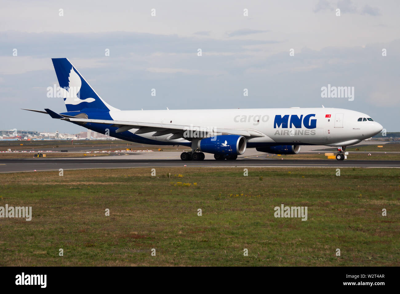 FRANKFURT / ALEMANIA - Abril 26, 2015: MNG Airlines Cargo Airbus A330-200 TC-MCZ avión de carga de la salida en el aeropuerto de Frankfurt Foto de stock
