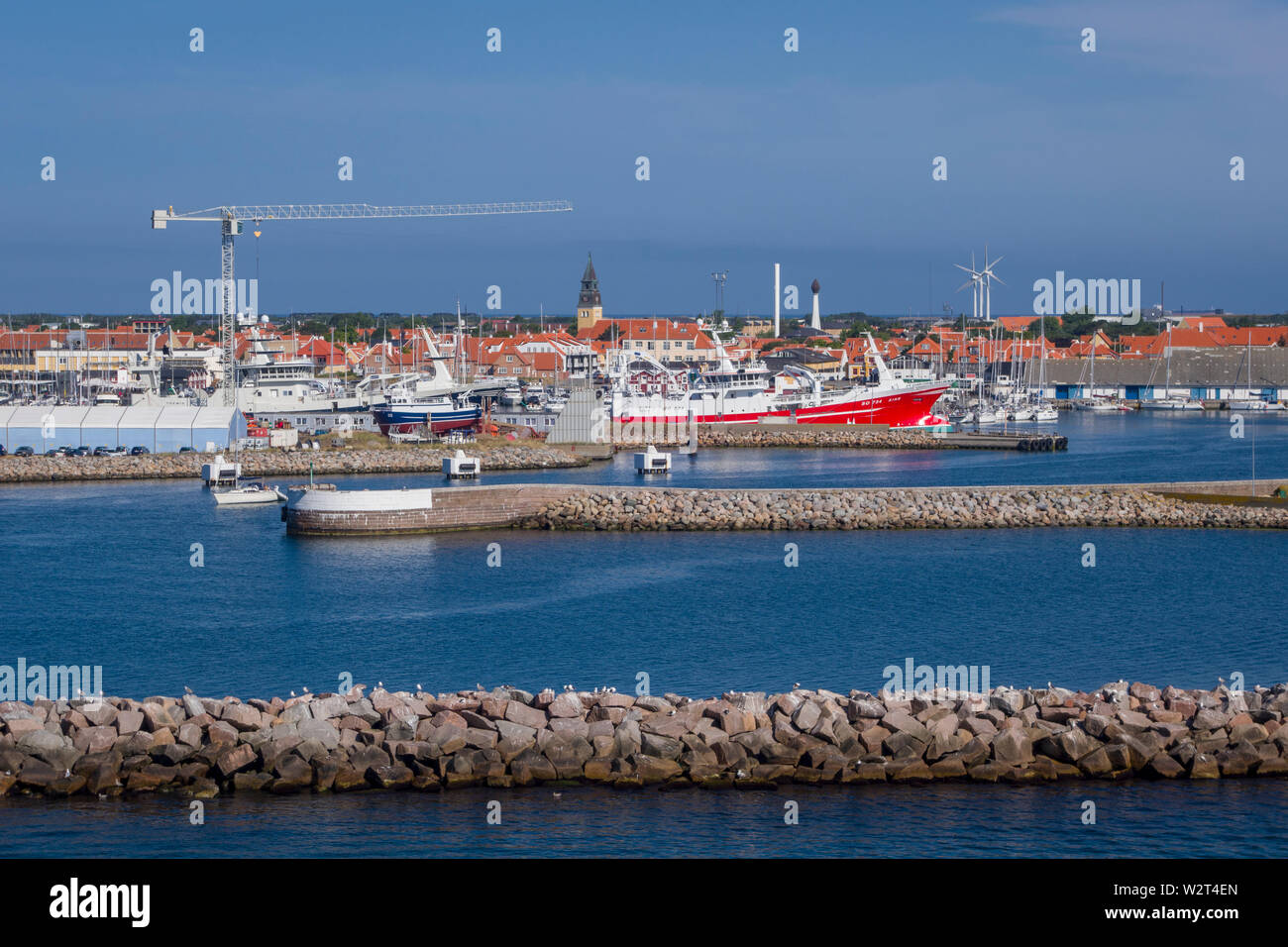 Puerto Marítimo de Skagen, Dinamarca con vistas al horizonte de la ciudad  lejana Fotografía de stock - Alamy