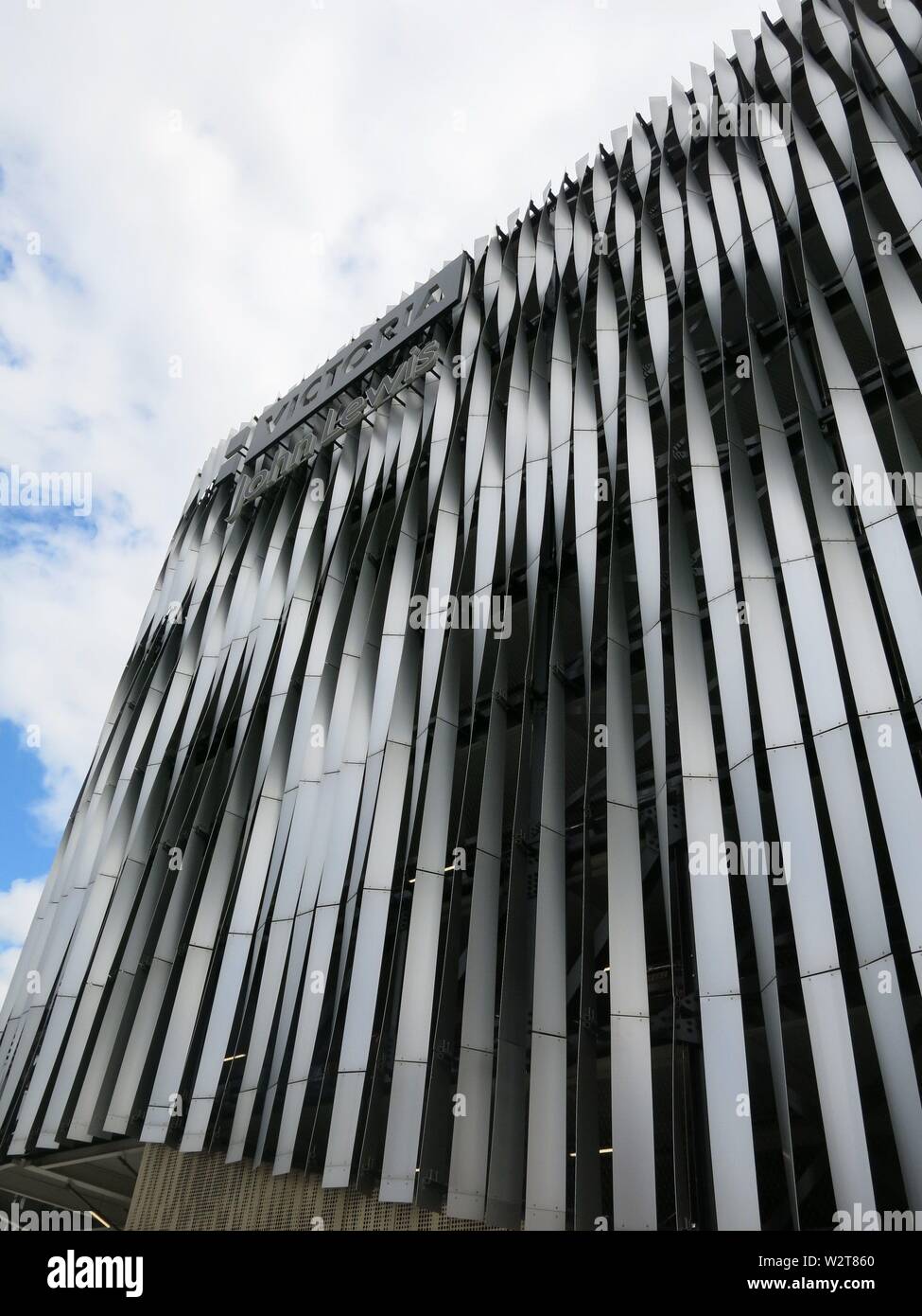 La flagship store de John Lewis en Victoria Gate en Leeds tiene una sorprendente multi-storey car-park, revestido en twisted metal que brilla en un día soleado. Foto de stock