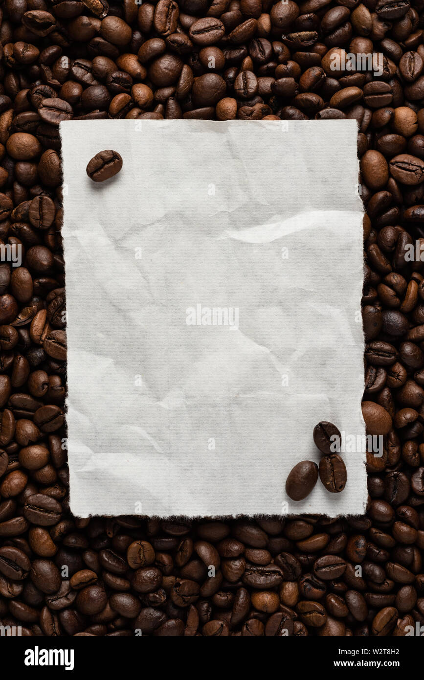 Hoja de papel vacía en blanco sobre el fondo de café tostado en grano para  el menú Texto o receta Fotografía de stock - Alamy