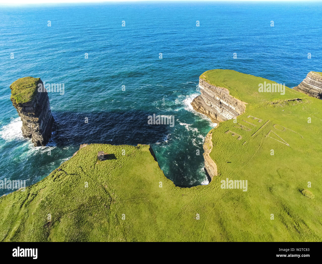 Dun Briste Pila de mar en el condado de Mayo en Irlanda. Este es uno de los lugares a lo largo del camino del atlántico salvaje Foto de stock