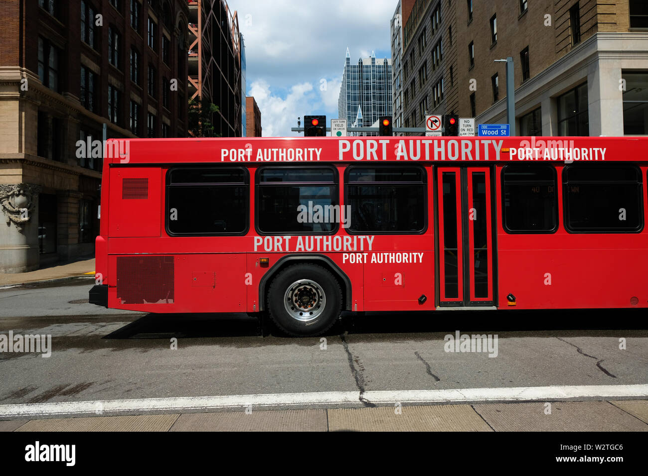 Una red de autobuses Port Authority de Pittsburgh viaja a lo largo de Wood Street en Pittsburgh, Pennsylvania, EE.UU. Foto de stock
