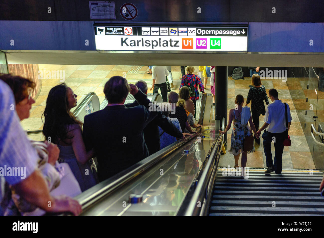 Las personas que se incorporan a la Karlsplatz U-Bahn en Viena, Alemania en la noche Foto de stock