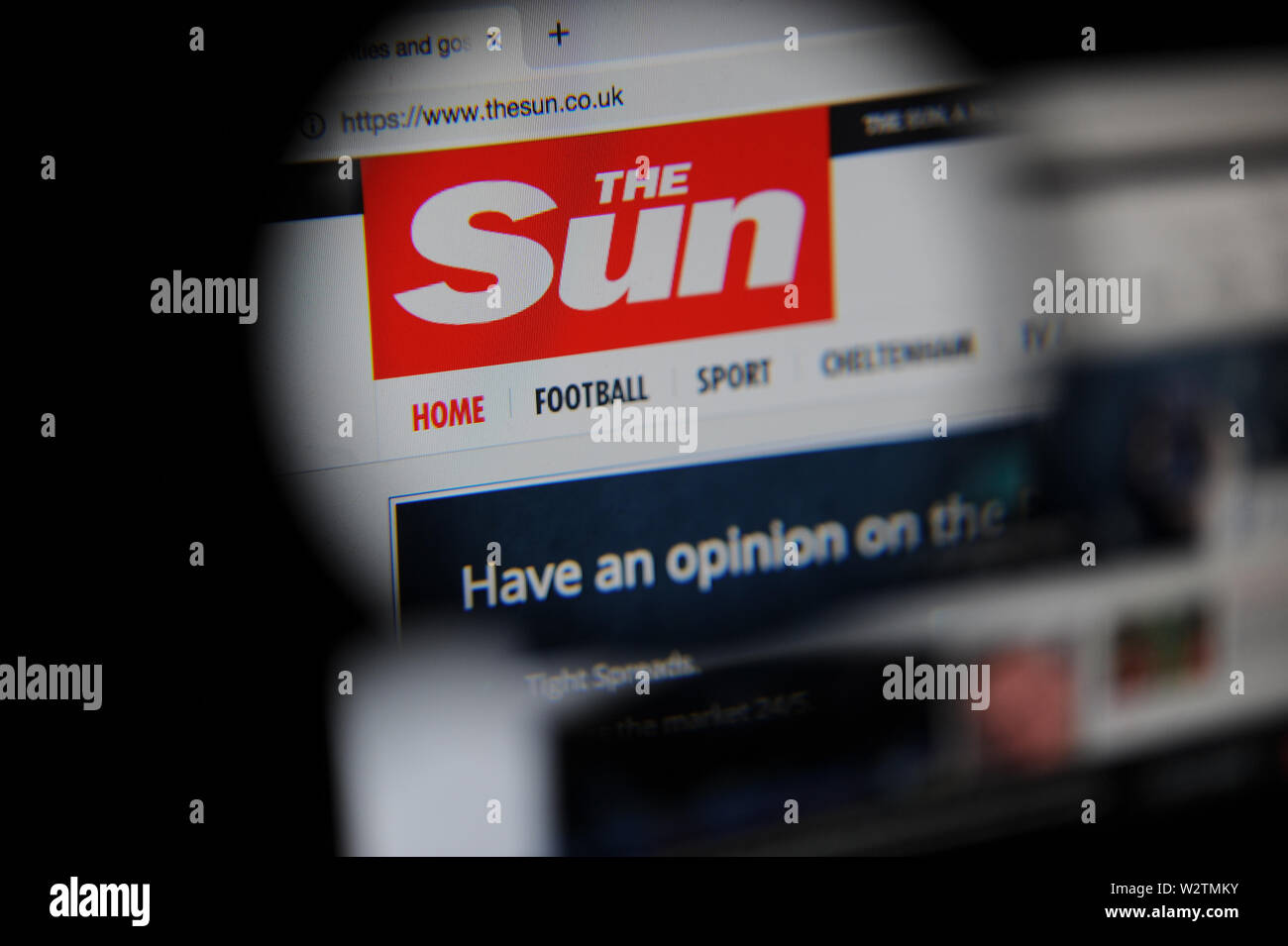 La página web de Sun vistos a través de una lupa Foto de stock