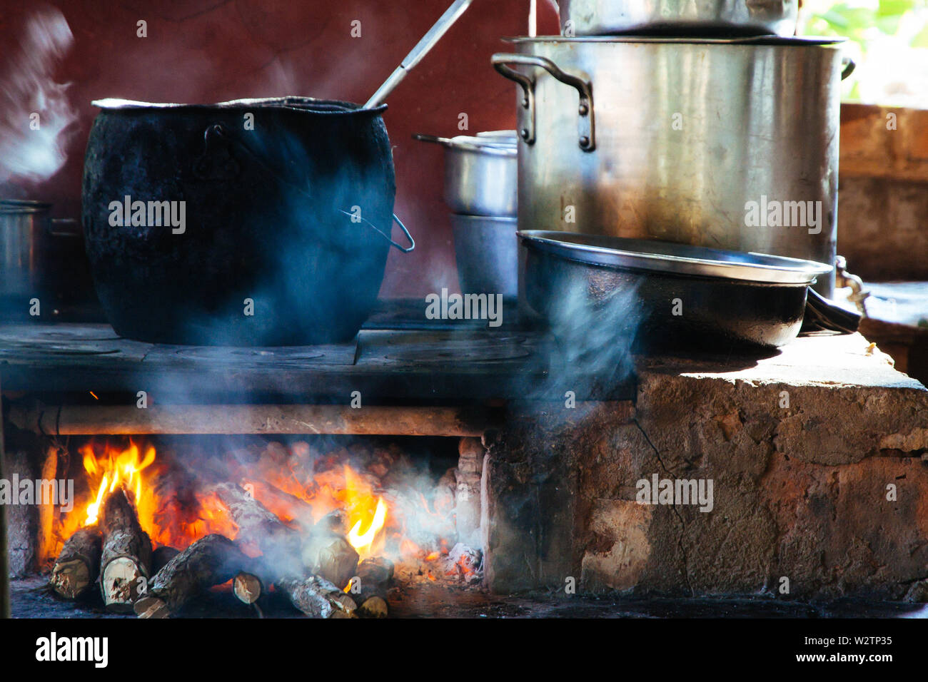 Utensilios de cocina con grandes ollas sobre el fuego Fotografía