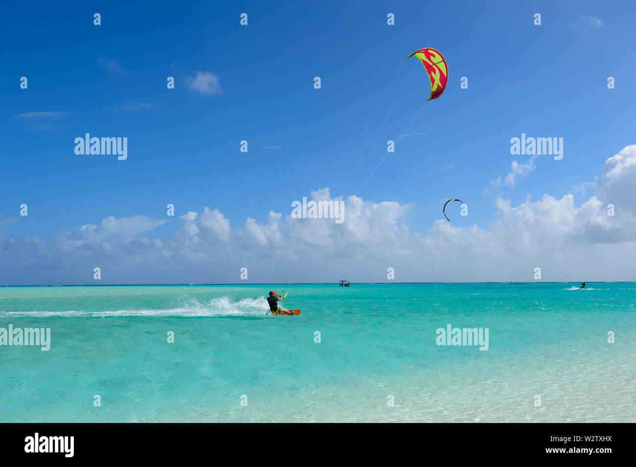 Los turistas de kitesurf en la laguna de color turquesa de Aitutaki, Islas Cook, Polinesia Foto de stock