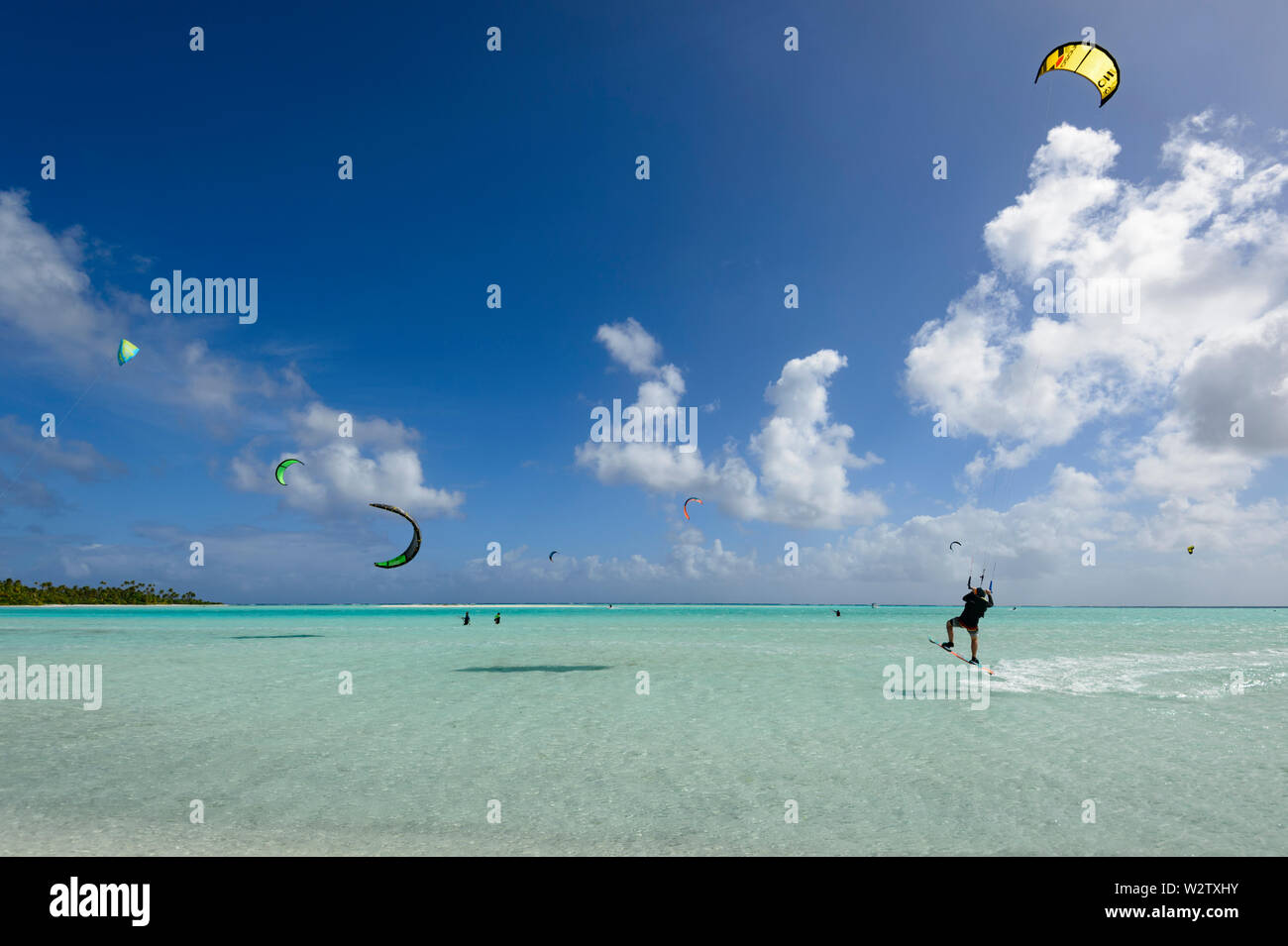 Los turistas de kitesurf en la laguna de color turquesa de Aitutaki, Islas Cook, Polinesia Foto de stock