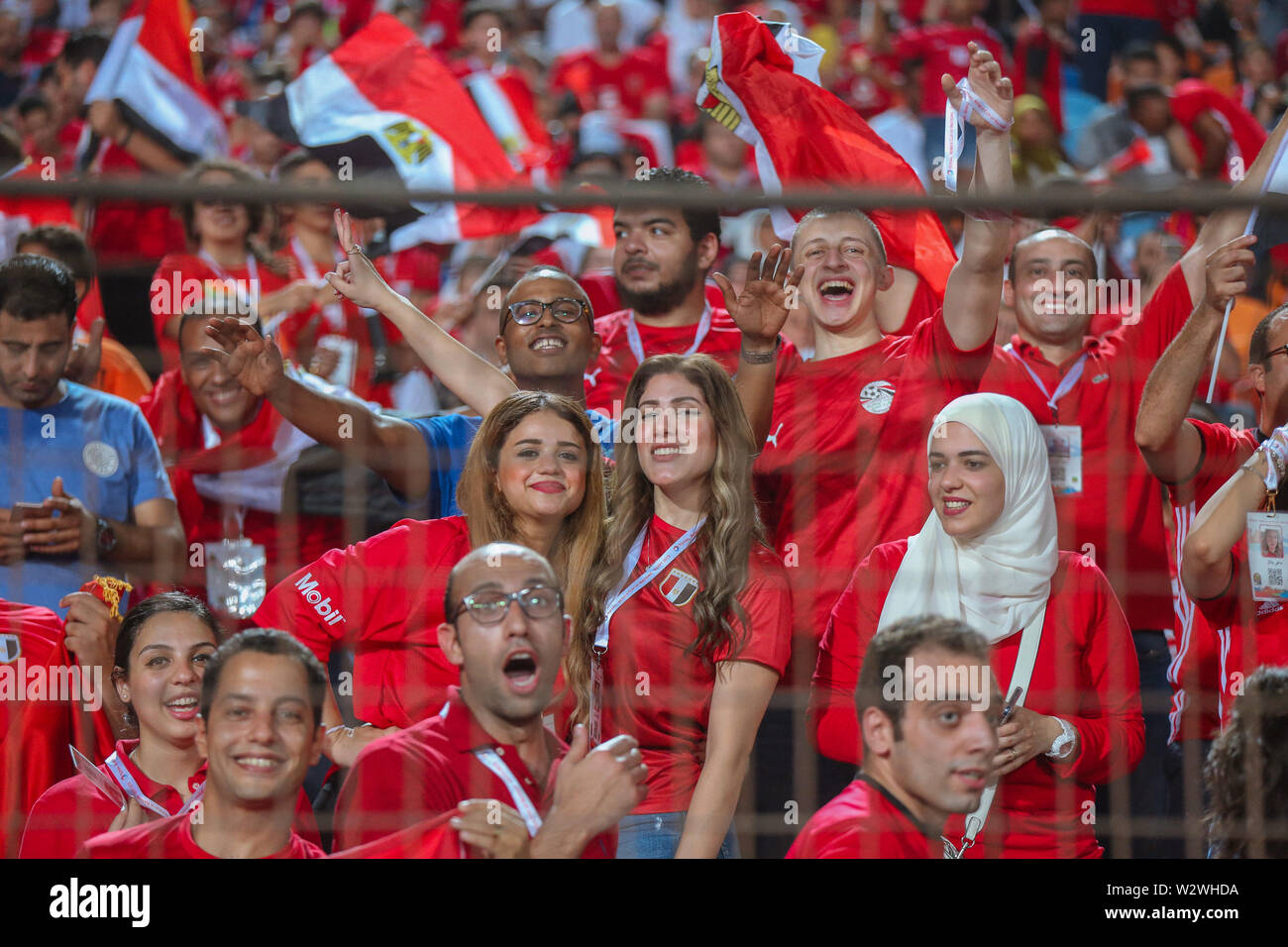 Los partidarios egipcios animan en las gradas durante la África de 2019 Copa de Naciones Grupo UN partido de fútbol entre Egipto y. Sudáfrica en el estadio de el Cairo Foto de stock