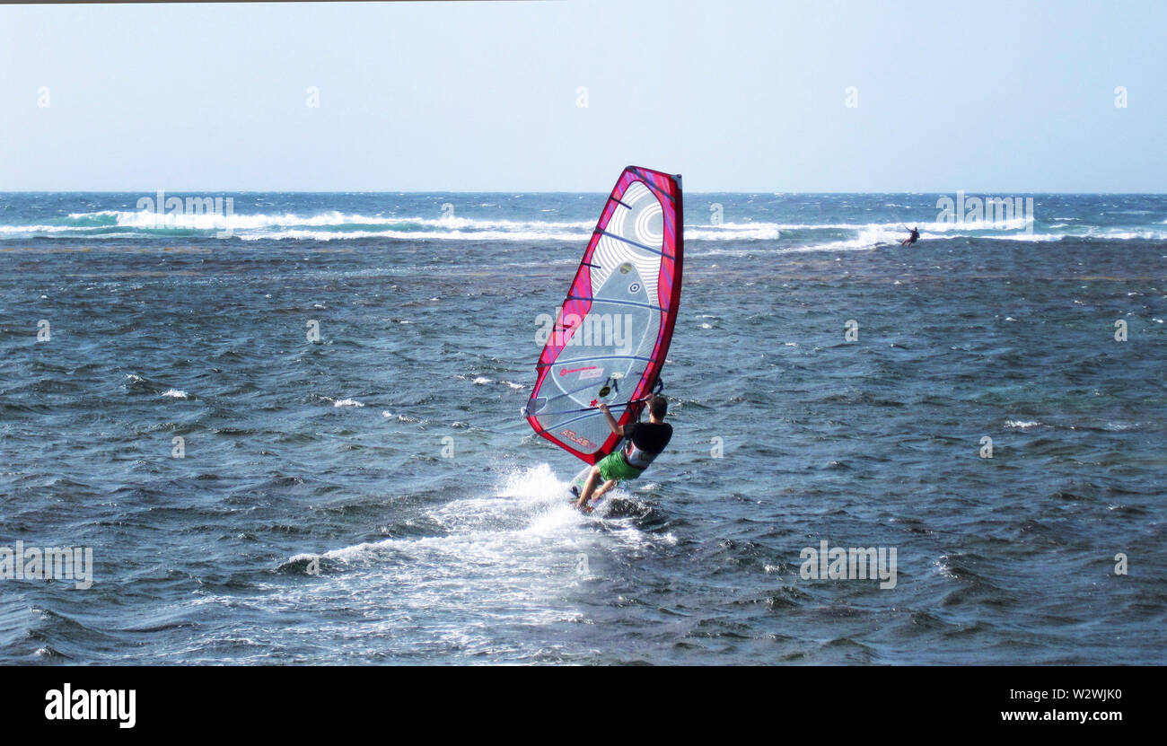 El windsurf es un popular deporte de agua de superficie que es tanto vela y surf. Pagudpud, Ilocos Norte, es un destino de windsurf para la energía eólica. Foto de stock