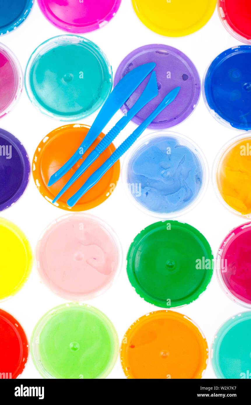 Plastilina de colores en frascos Foto de stock