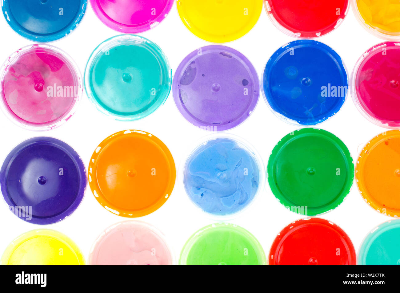 Plastilina de colores en frascos Foto de stock
