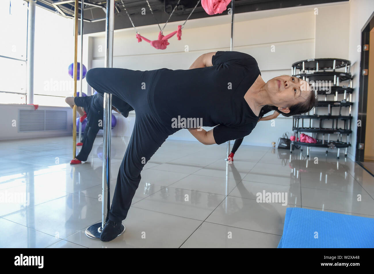 (190711) -- JILIN, 11 de julio de 2019 (Xinhua) -- Jiang Zhijun y estirar los miembros de su equipo en la sala de baile en la ciudad de Jilin, al noreste de la provincia de Jilin, China, 10 de julio de 2019. Un grupo de dama, refiriéndose a las legiones de generalmente la mujer de mediana edad, formó un equipo de polo de baile en la ciudad de Jinlin, al noreste de la provincia de Jilin de China en 2016. El equipo tiene ocho miembros, con un promedio de edad de 64 años. "Bailar Polo es conocido por su suavidad y fortaleza,'sías Jiang Zhijun, los 68 años de edad, líder de equipo.' empezamos con fuerza básica capacitación, entonces procedió a realizar de alto nivel se mueve gradualmente.' El equipo competir Foto de stock