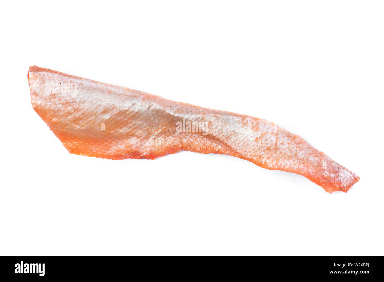 Trozo de salmón con escamas de pescado seco aislado sobre fondo blanco