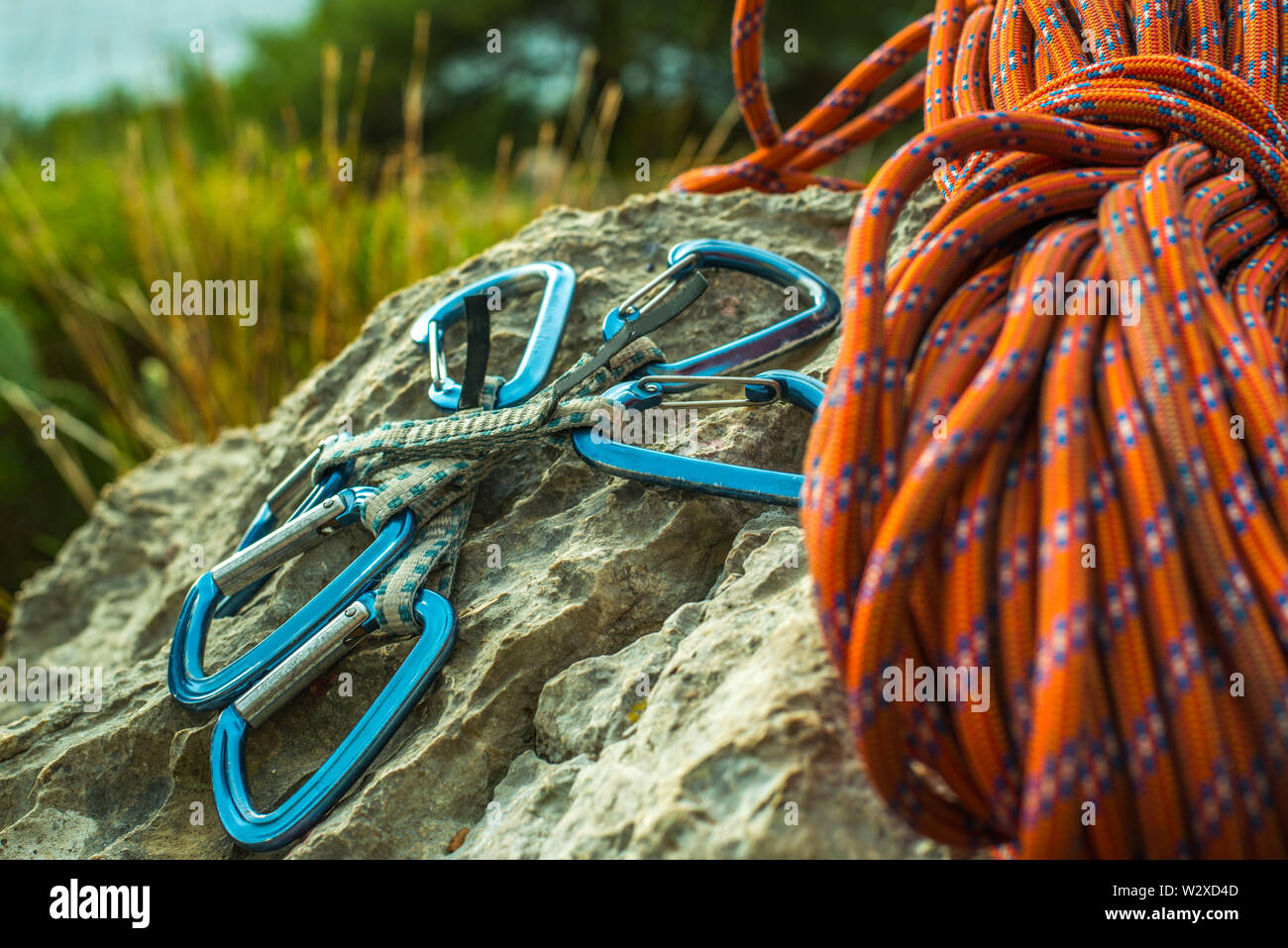 Arnés de seguridad con quick-dibuja, cuerdas y equipo de escalada en roca  al aire libre Fotografía de stock - Alamy