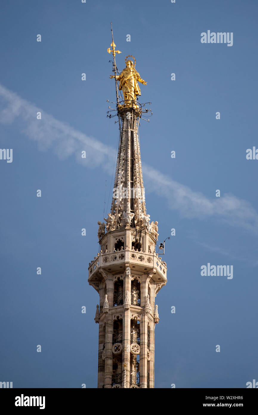 Italia, Lombardía, Milán, La Catedral, la Madonnina estatua Foto de stock