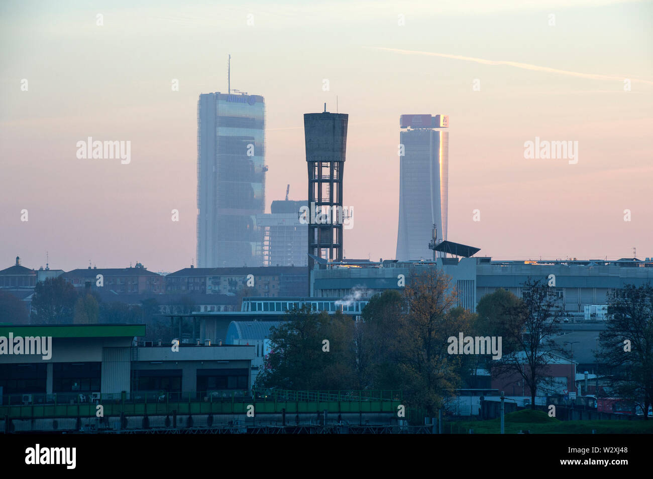 Italia, Lombardía, Milán, barrio de Bovisa, el paisaje urbano de la ciudad de rascacielos Foto de stock