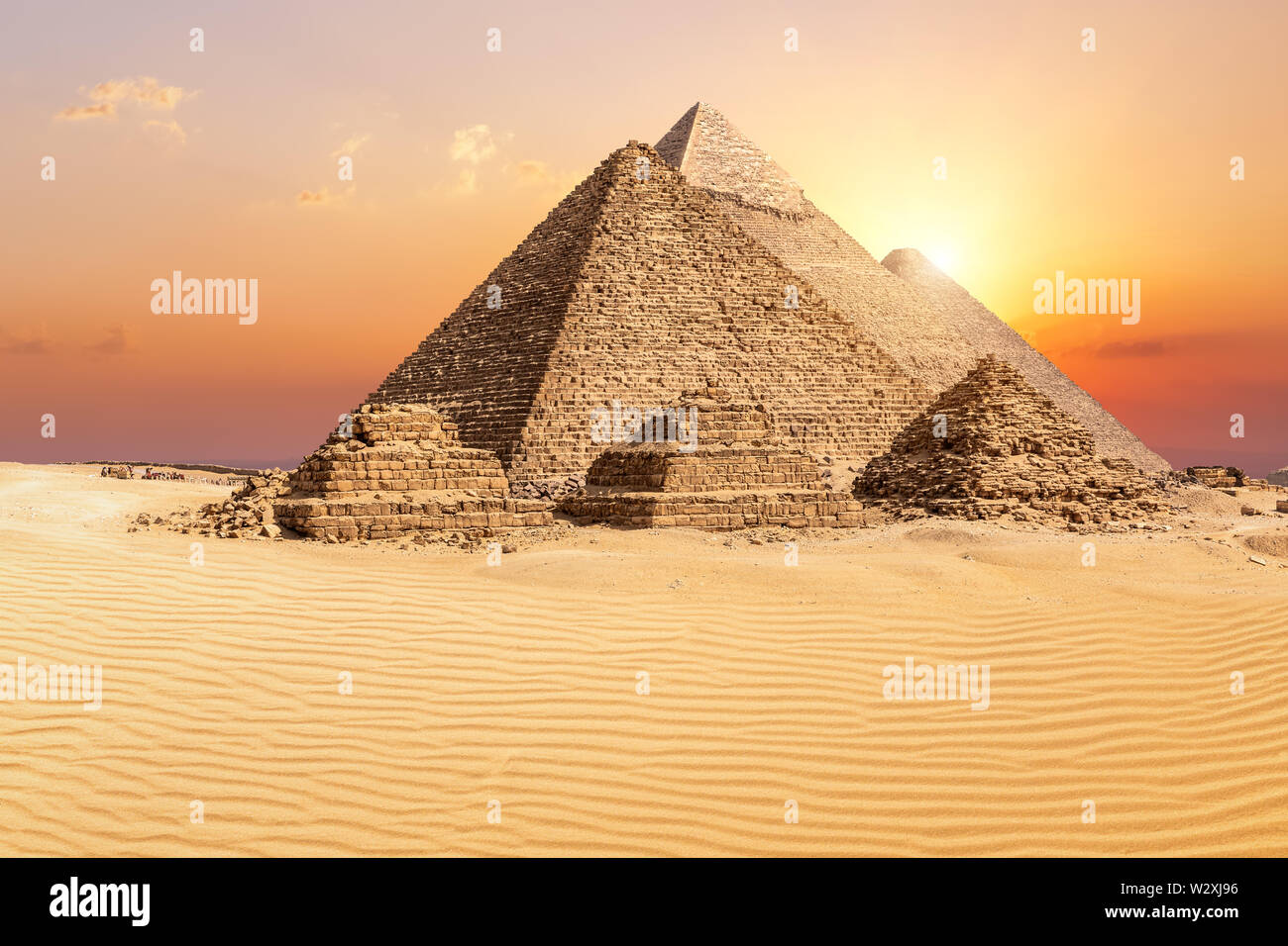 Las famosas Pirámides de Giza en el desierto al atardecer, Egipto Foto de stock