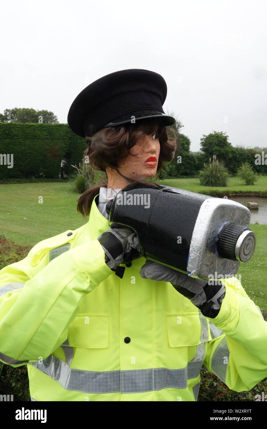 Sefton, Merseyside, Reino Unido. El 11 de julio de 2019. Mujer Policía  armado con cámara de velocidad provoca motorista en Southport Rd, Sefton  para frenar tan pronto como se ver a ella.