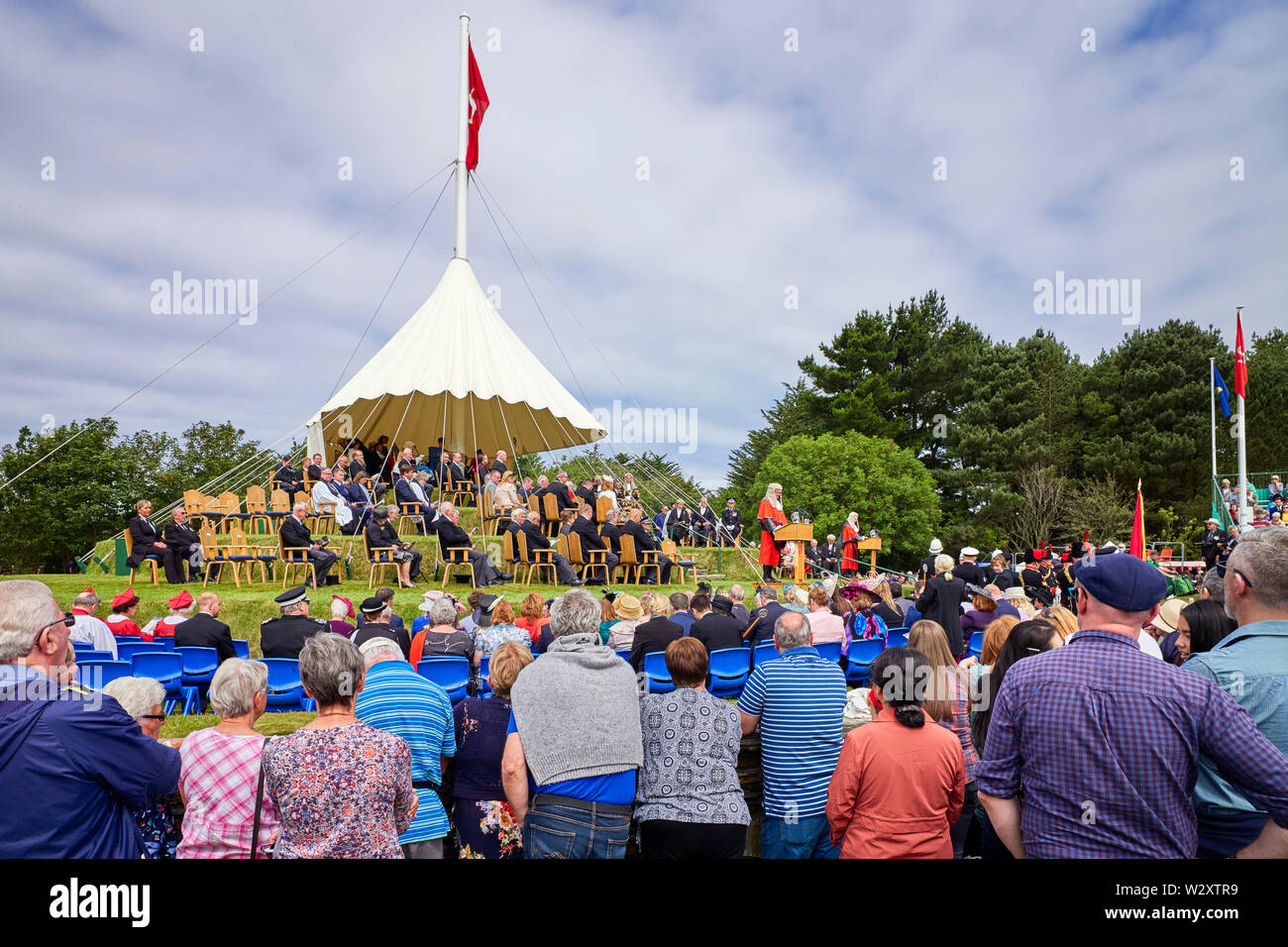 Mira como dos Deemsters multitudes leyó las nuevas leyes en inglés y en el Tynwald Manx ceremonly Día del 5 de julio de cada año Foto de stock