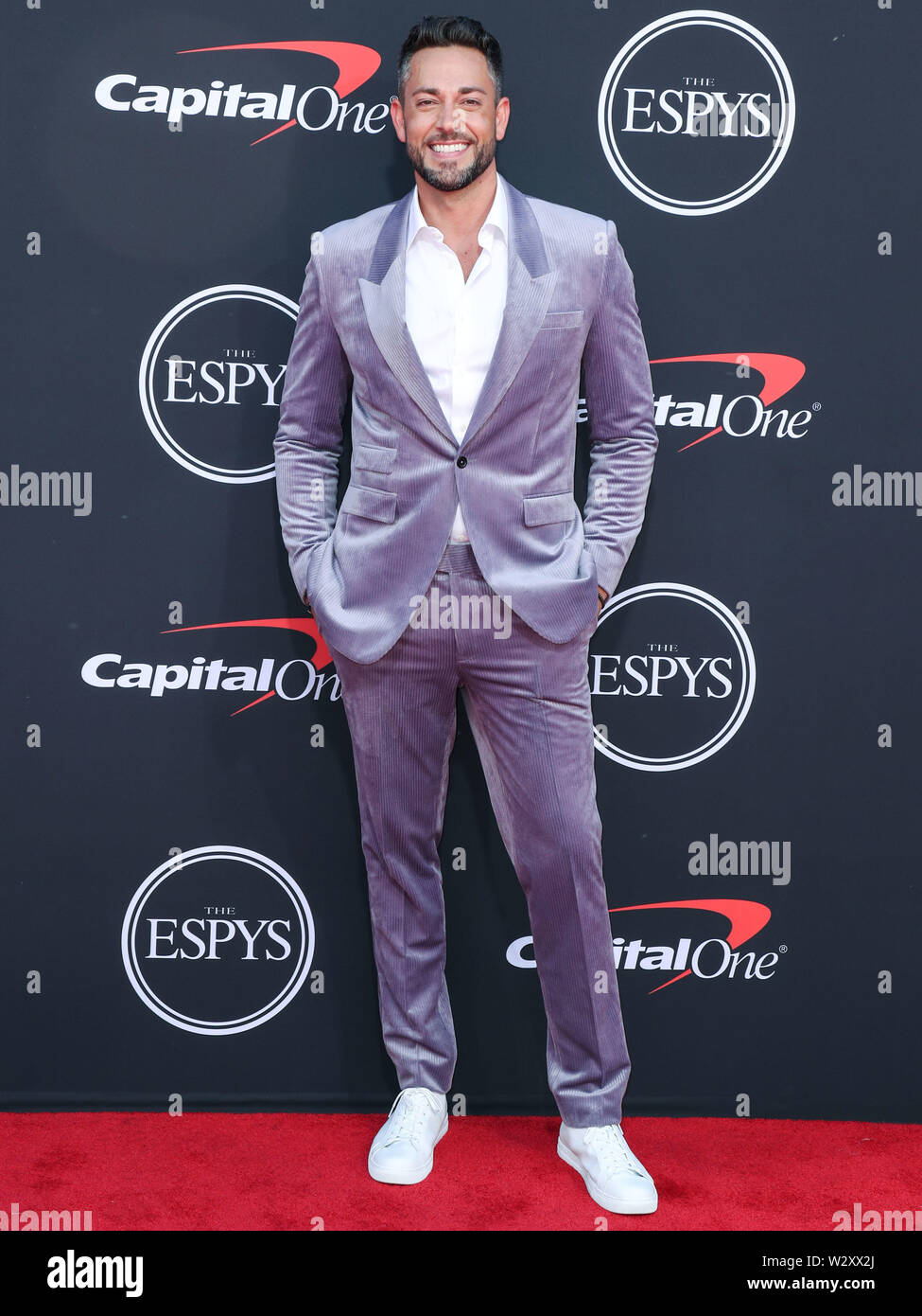 Incorrecto conferencia Eliminación Los Angeles, California, EEUU. El 10 de julio, 2019. El actor Zachary Levi  vistiendo Dzojchen traje, zapatillas, Kenneth Cole y Garrett Leight gafas  de sol llega a los 2019 ESPY Awards celebrado