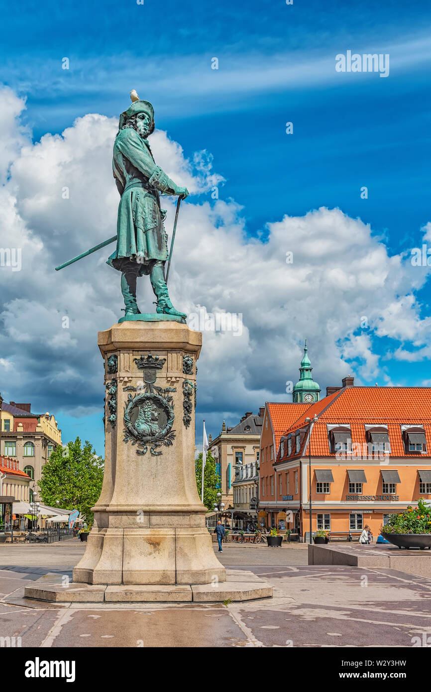 KARLSKRONA, Suecia - Julio 03, 2019: La estatua del fundador de ciudades Karl XI fue el primer oficial de la estatua en Karlskrona y fue dedicada por el Rey Osca Foto de stock