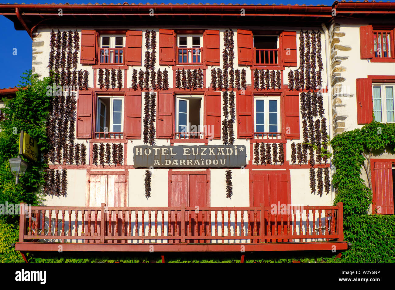 Hotel de Espelette Euzkadi, con la típica arquitectura local vasco y pimientos para secar colgados en la fachada. Espelette, Francia Foto de stock