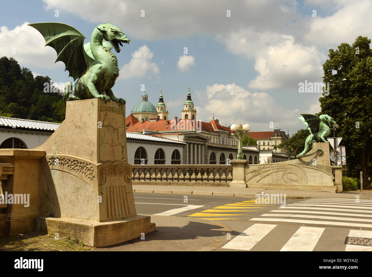 Famosas estatuas de dragones fotografías e imágenes de alta resolución -  Alamy