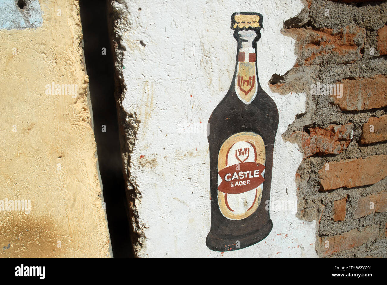 Castle Lager Ad pintó un anuncio en la pared en Mfuwe, Parque Nacional Luangwa Sur, Zambia, África. Foto de stock