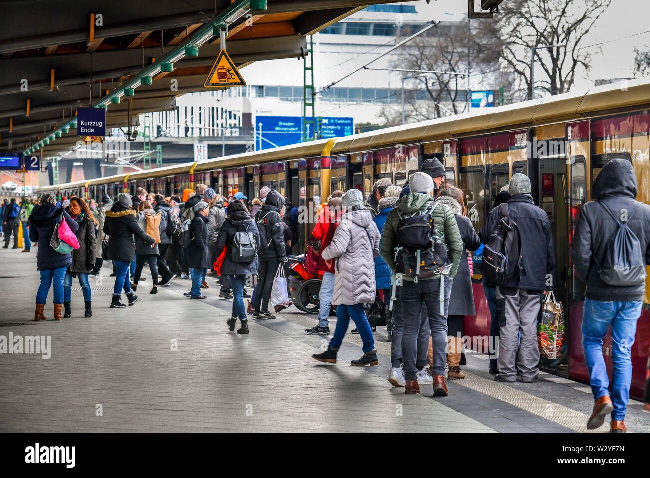 Passagiere, S-Bahn, Bahnhof Messe Nord, Westend, Charlottenburg, Berlin, Deutschland Foto de stock