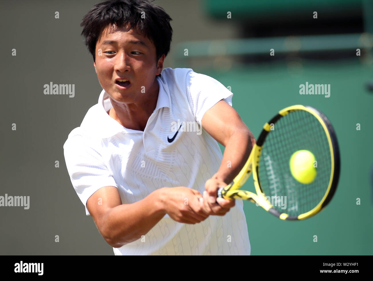 Shintaro Mochizuki en el junior boys encuentro de cuartos de final en el día diez de los campeonatos de Wimbledon en el All England Lawn Tennis y Croquet Club, Londres. Foto de stock