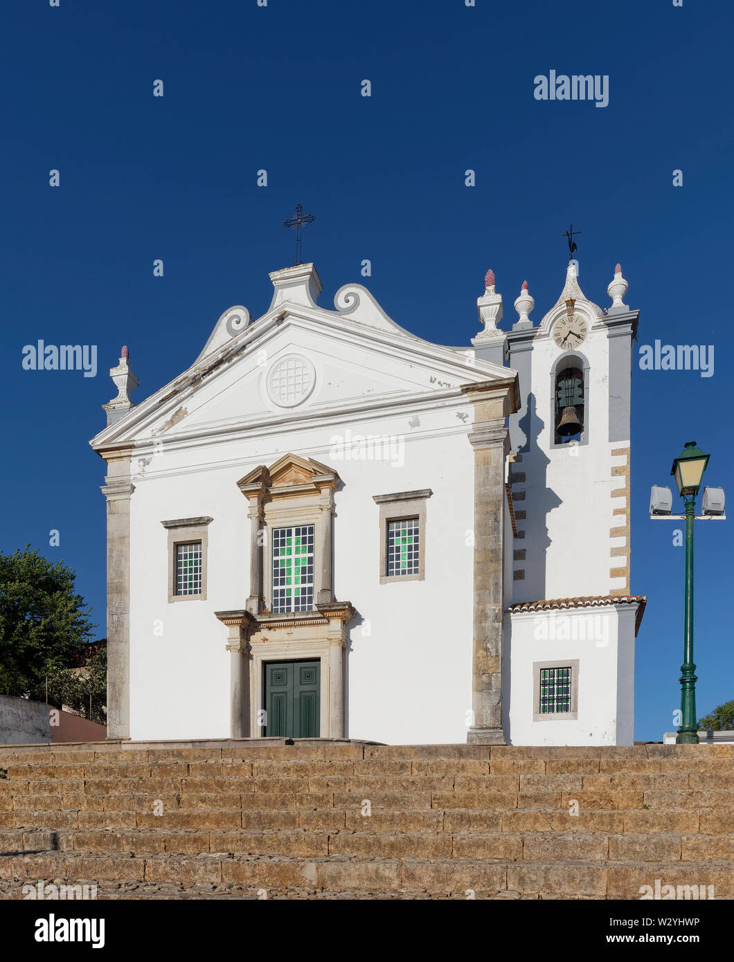 Buscando los pasos hacia la paroquia de São Martinho, en la pequeña ciudad de Algarve de Estoi veranos calientes en una tarde. Portugal. Foto de stock