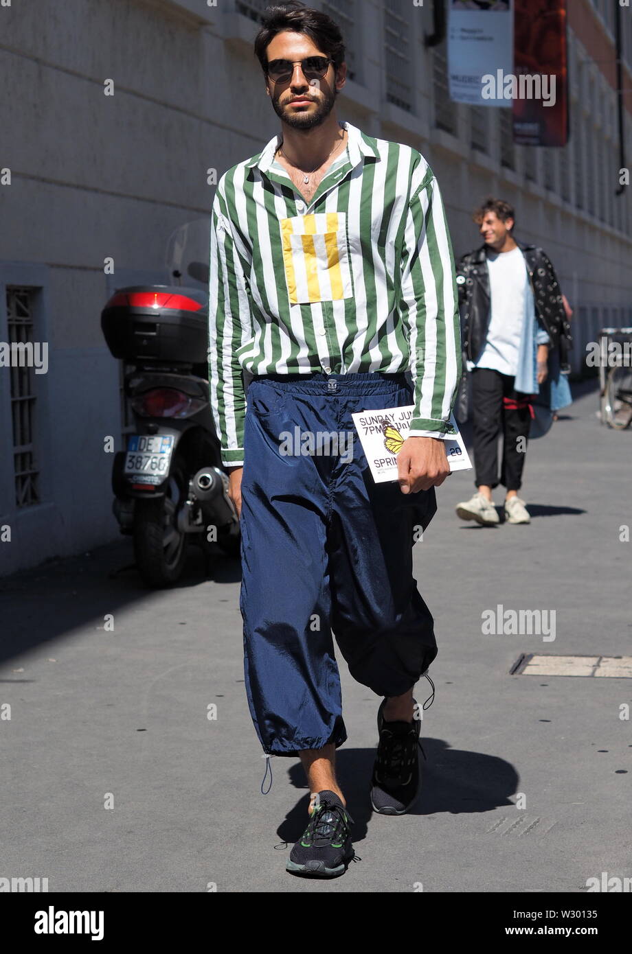 Milán, Italia: 16 de junio de 2019: blogger de moda street style outfit Youser Fashion durante la Semana de la moda de hombre en 2019/2020 Fotografía de stock Alamy
