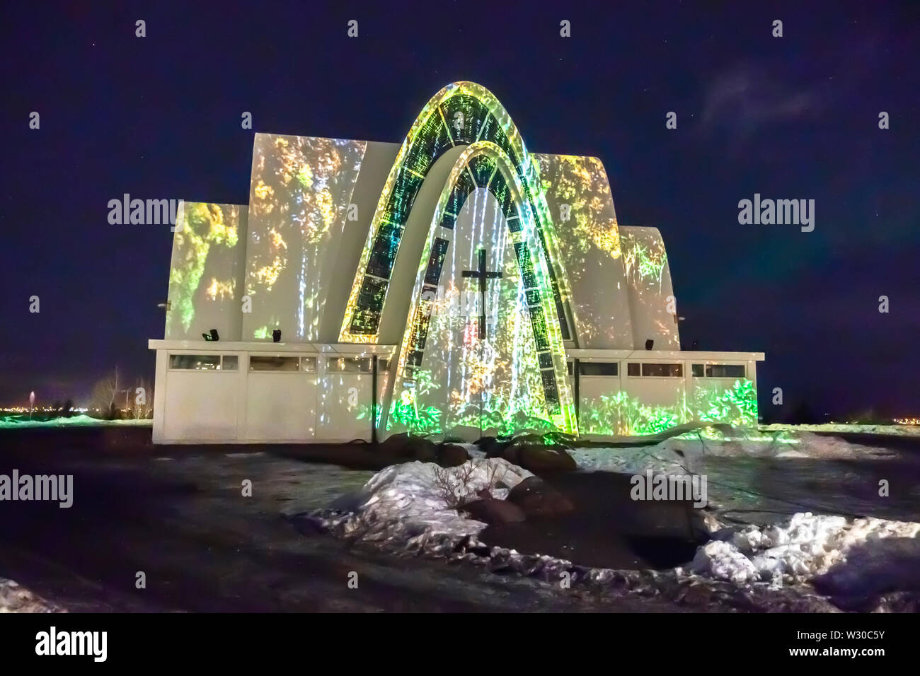Kopavogur iglesia con una pantalla de luz, luces de invierno Festival, Islandia Foto de stock