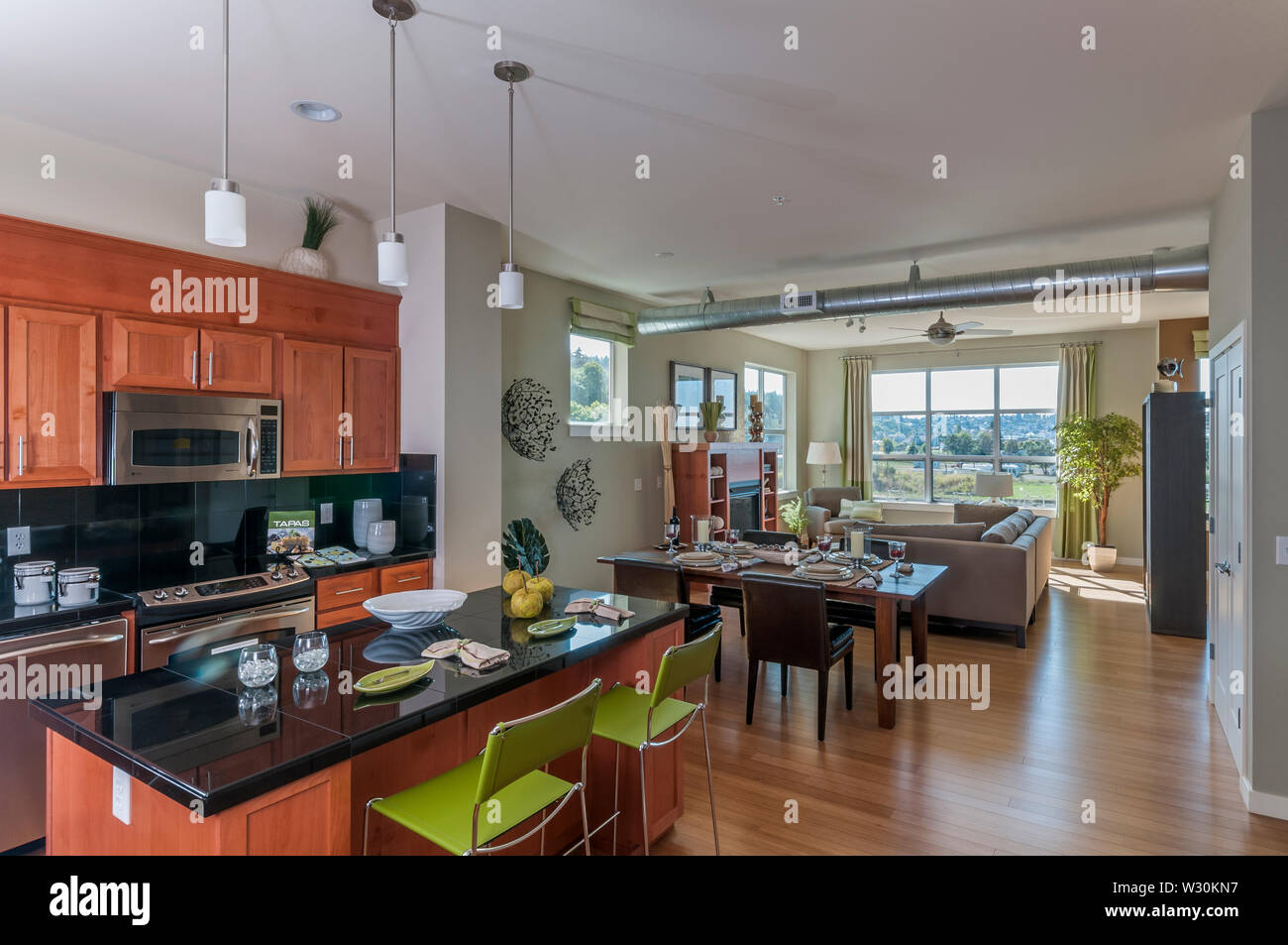 Condominio o apartamento interior mostrando área de cocina, comedor y sala  de estar Fotografía de stock - Alamy