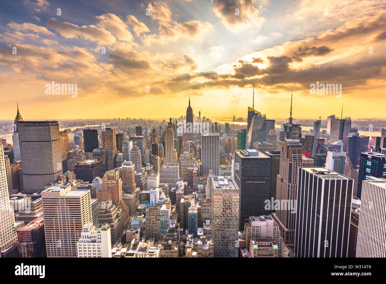 Nueva York, Nueva York, EE.UU. ciudad desde arriba al anochecer. Foto de stock