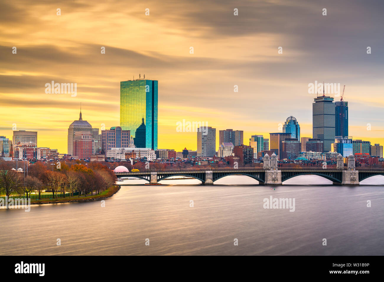 Boston, Massachusetts, EE.UU., el centro del paisaje urbano desde el otro lado del río Charles, al amanecer. Foto de stock