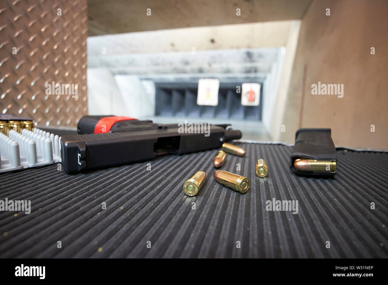 Glock 9mm pistola pistola y balas revista EE.UU. Rango de Estados Unidos de América Foto de stock