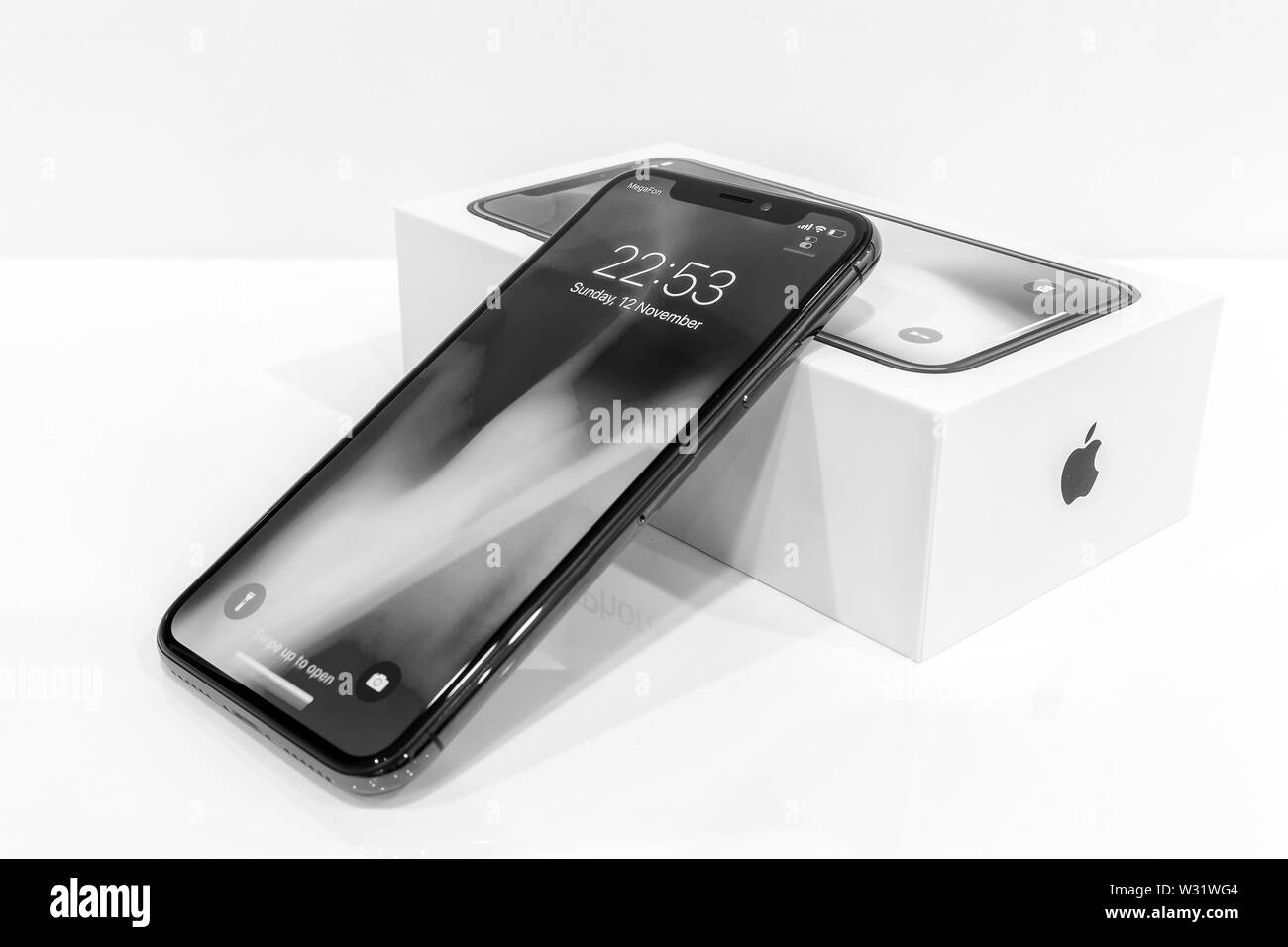 Moscú, Rusia, 12 de noviembre, 2017: Iphone X teléfono inteligente. Últimas 10 Teléfono móvil iphone de Apple. Editorial ilustrativos. Nuevo Iphone con pantalla táctil, d Foto de stock