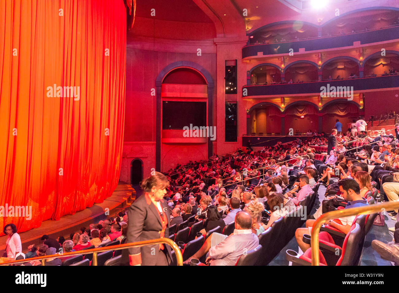 LAS VEGAS, EE.UU. - Mayo 28, 2015: la gente está esperando para mostrar o  el Cirque du Soleil para comenzar en el Bellagio Hotel de Las Vegas  Fotografía de stock - Alamy