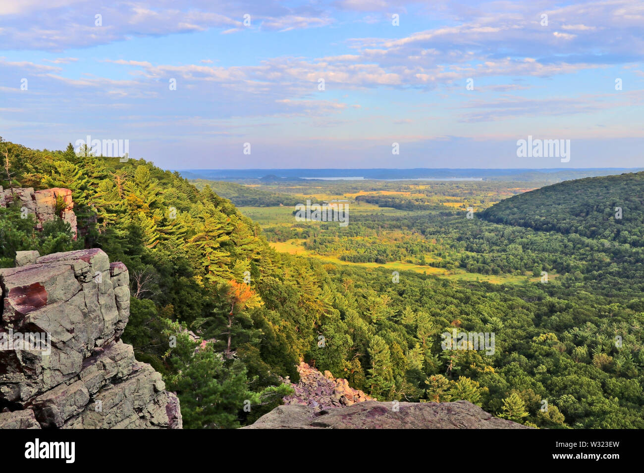 Areal vista desde Rocky ice age Hiking Trail durante el atardecer. DevilÕs Lake State Park, zona de Baraboo, Wisconsin, el Medio Oeste de Estados Unidos. Foto de stock