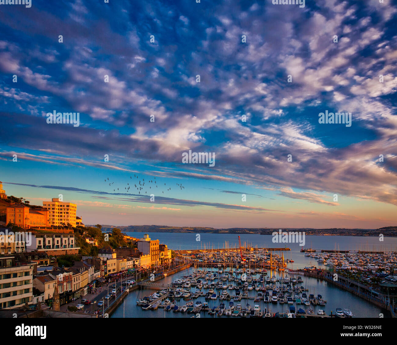GB - DEVON: última luz en Torquay Harbour (HDR-Imagen) Foto de stock