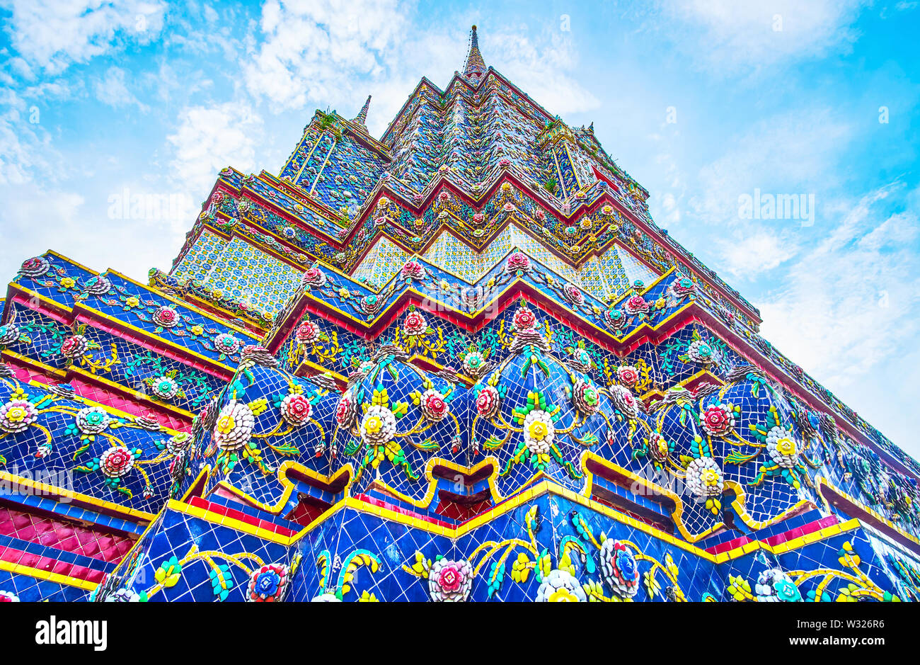 Thre hermosos coloridos azulejos chinos de la pagoda azul de Phra Maha Chedi santuario con estampados florales, complejo Wat Pho, en Bangkok, Tailandia Foto de stock