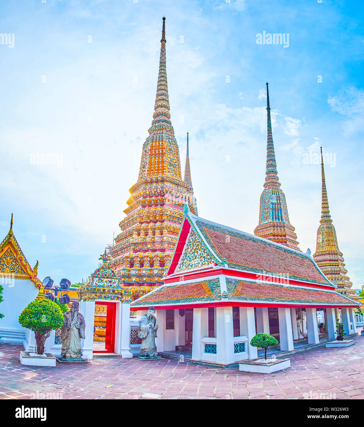 El grupo de grandes stupas de Phra Maha Chedi complejo decorado con azulejos de colores, templo Wat Pho, en Bangkok, Tailandia Foto de stock