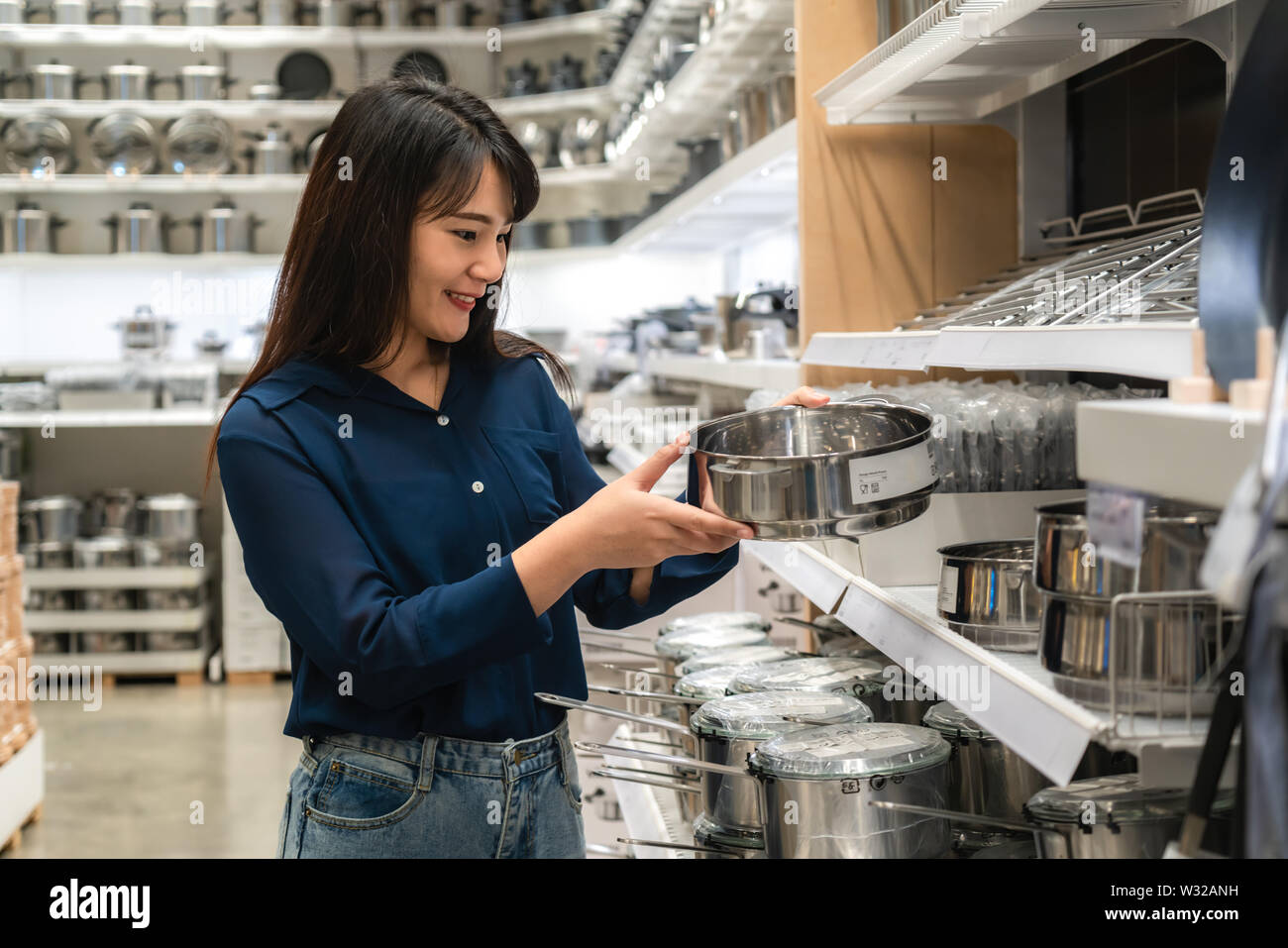 Las mujeres asiáticas están optando por comprar nuevos utensilios de cocina  en el mall. Para compras de comestibles y artículos para el hogar son  necesarios en mercados, supermercados o grandes tiendas Fotografía